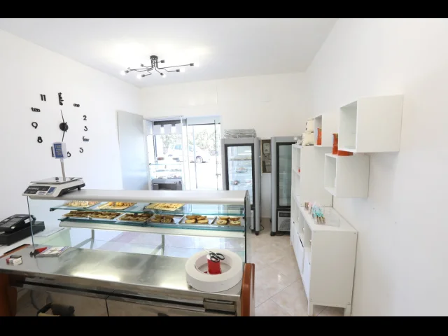 Appartamenti in Vendita - Negozio con ampia vetrina su strada