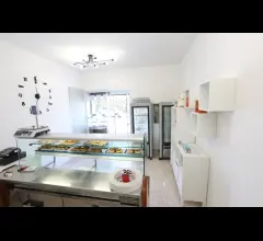 Appartamenti in Vendita - Negozio con ampia vetrina su strada