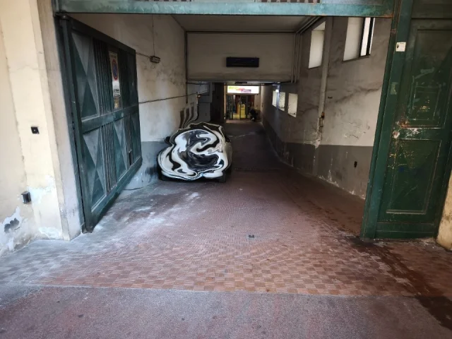 Appartamenti in Vendita - C.so v. emanuele - box auto per 2 vetture in locazione