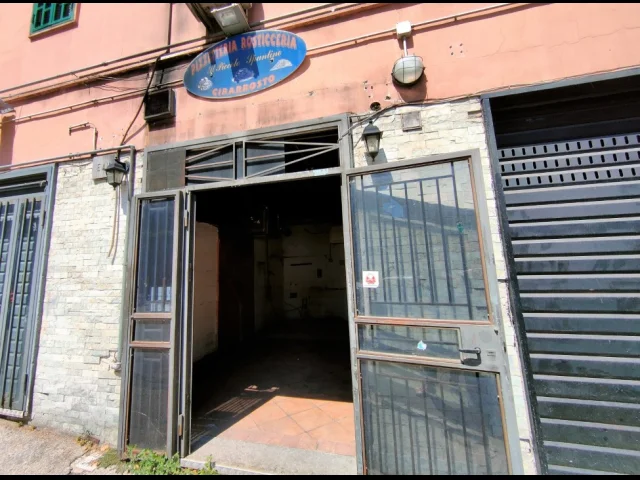 Appartamenti in Vendita - Locale commerciale con una vetrina