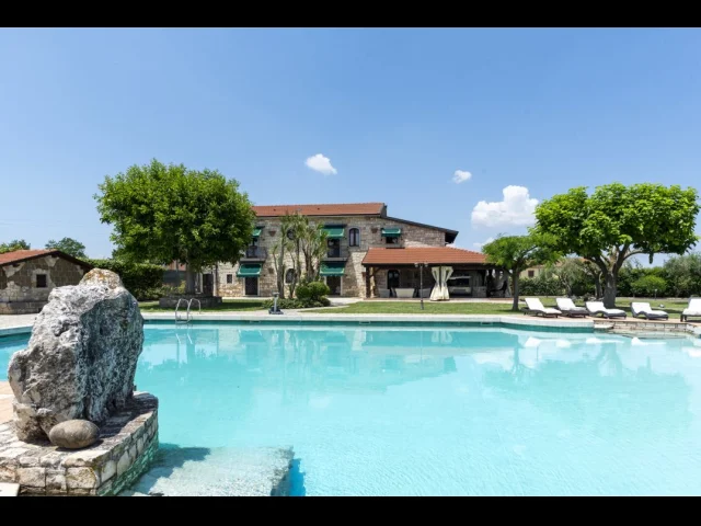 Antico casale ristrutturato con piscina e giardino privato