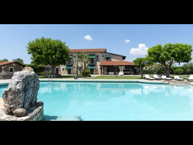 Appartamenti in Vendita - Antico casale ristrutturato con piscina e giardino privato
