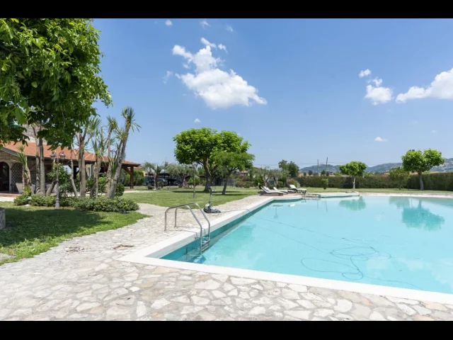 Appartamenti in Vendita - Antico casale ristrutturato con piscina e giardino privato