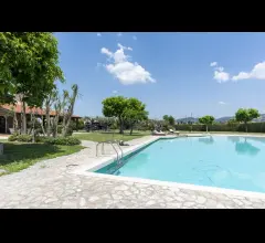 Appartamenti in Vendita - Antico casale ristrutturato con piscina e giardino privato