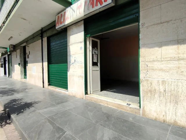 Ampio locale commerciale con due vetrine