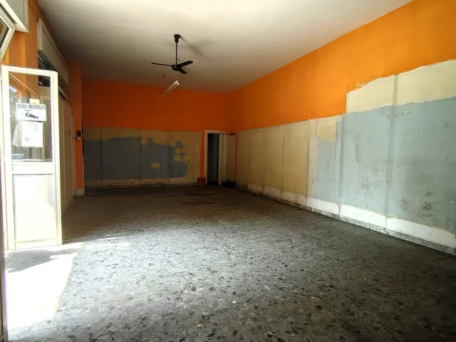 Appartamenti in Vendita - Ampio locale commerciale con due vetrine
