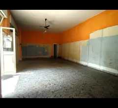 Appartamenti in Vendita - Ampio locale commerciale con due vetrine