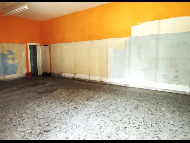 Appartamenti in Vendita - Ampio locale commerciale con due vetrine