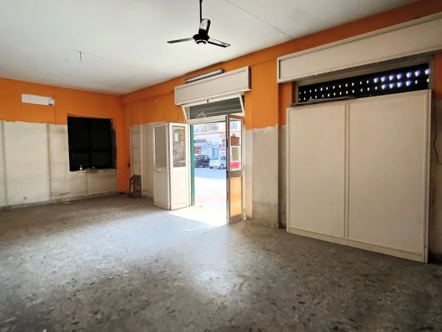Appartamenti in Vendita - Ampio locale commerciale con due vetrine