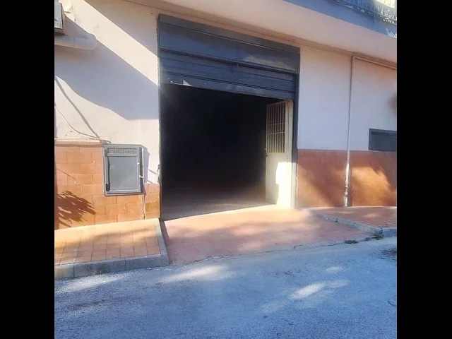 Appartamenti in Vendita - Casoria - via brindisi 15: locale deposito in affitto