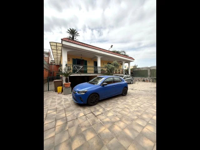 Appartamenti in Vendita - Elegante villa in vendita a casoria  -  via tevere