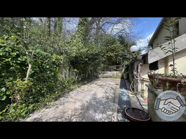 Appartamenti in Vendita - Duplex semindipendente in parco con piscina a roccamonfina