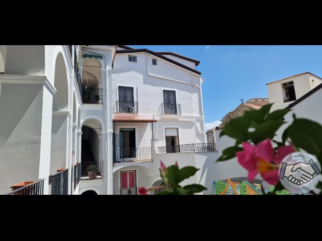 Appartamenti in Vendita - Ampio trilocale con terrazzo