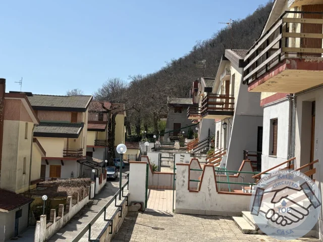 Appartamenti in Vendita - Casa semi-indipendente a roccamonfina in parco con piscina