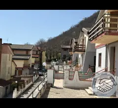Appartamenti in Vendita - Casa semi-indipendente a roccamonfina in parco con piscina