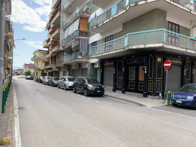 Appartamenti in Vendita - Locale commerciale 5 vetrine fronte strada