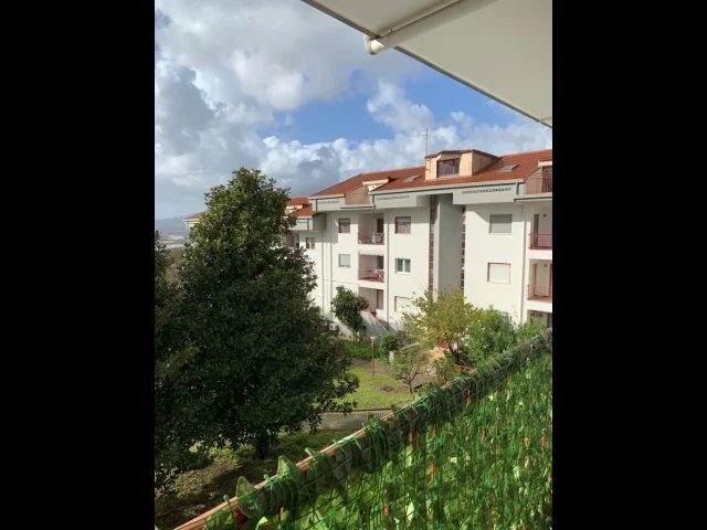 Appartamenti in Vendita - Luminosissimo 4 vani in parco con terrazzino, cantina e box.