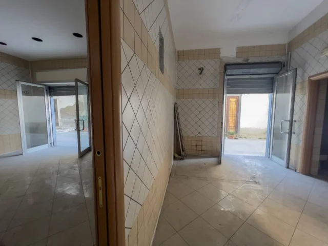 Appartamenti in Vendita - Acerra, locale commerciale centro