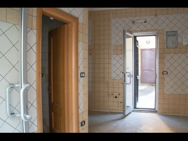 Appartamenti in Vendita - Acerra, locale commerciale centro