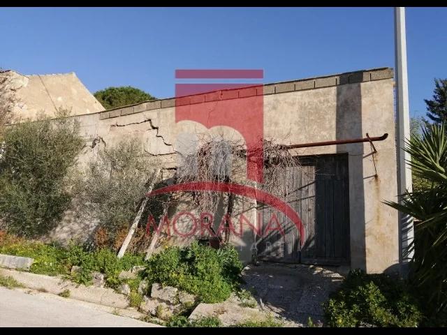Appartamenti in Vendita - Fabbricato rurale da ristrutturare su terreno edificabile