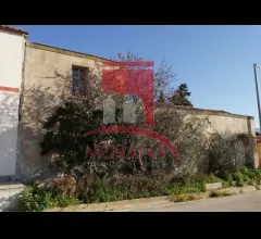 Appartamenti in Vendita - Fabbricato rurale da ristrutturare su terreno edificabile