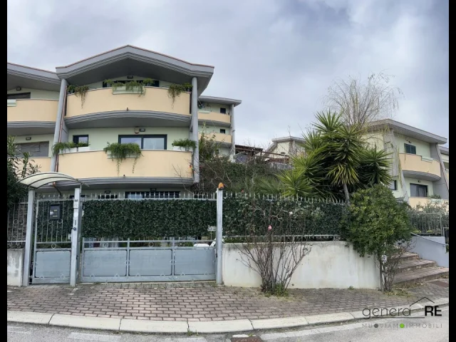 Villetta a schiera ad angolo con giardino a cappelle sul tavo