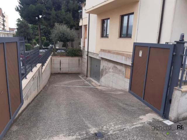 Appartamenti in Vendita - Vendesi via rigopiano posti auto coperti
