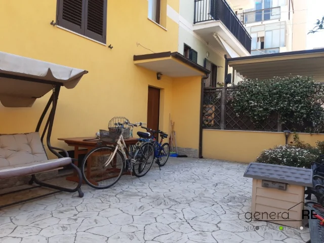 Vendesi villa bifamiliare zona portanuova - viale marconi