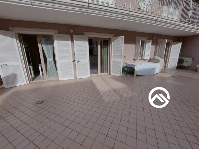 Appartamenti in Vendita - Prestigioso appartamento con terrazzo a livello