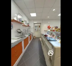 Appartamenti in Vendita - Fittasi locale commerciale su strada con doppia vetrina