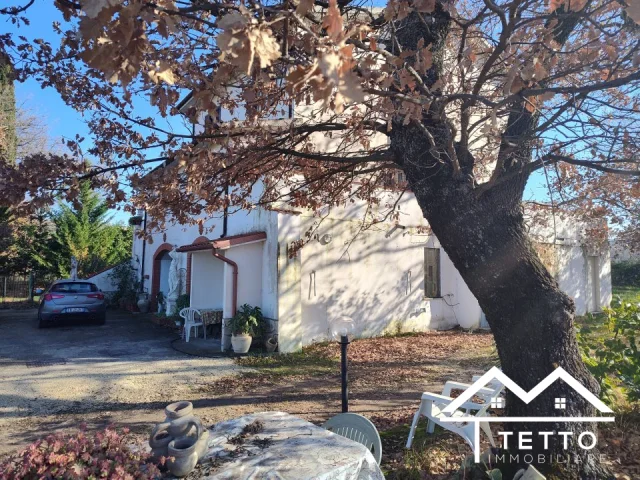 Appartamenti in Vendita - Villa unifamiliare con giardino