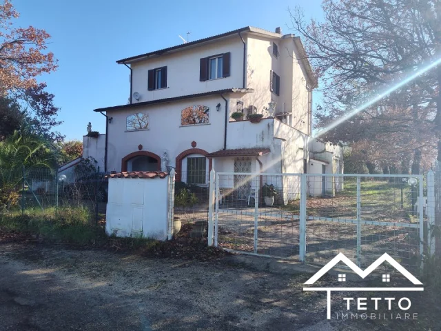 Appartamenti in Vendita - Villa unifamiliare con giardino
