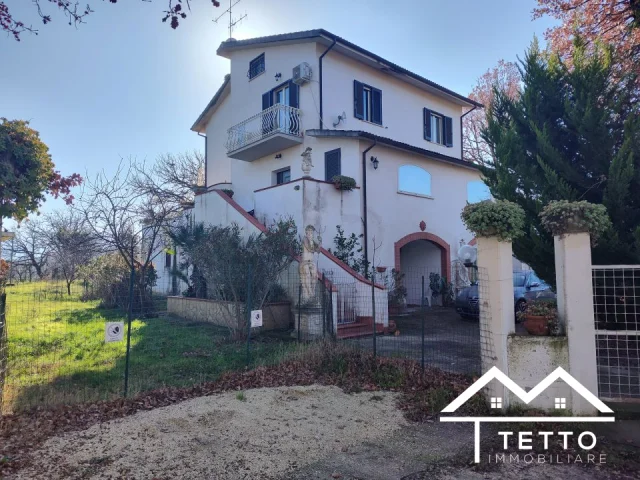 Appartamenti in Vendita - Villa unifamiliare con giardino