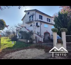 Appartamenti in Vendita - Villa unifamiliare con giardino