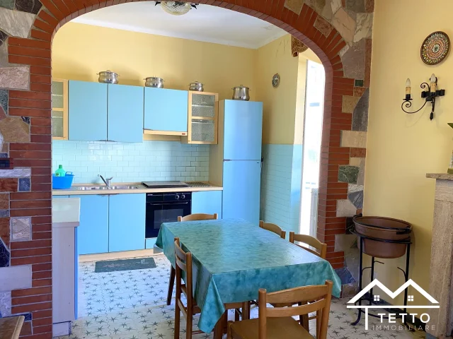 Appartamenti in Vendita - Palazzetto con terrazzo panoramicissimo e cantina