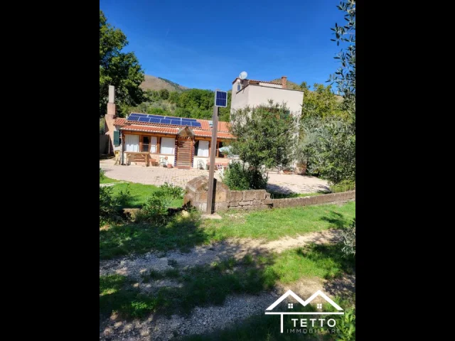 Appartamenti in Vendita - Villa con annesso terreno
