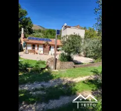 Appartamenti in Vendita - Villa con annesso terreno