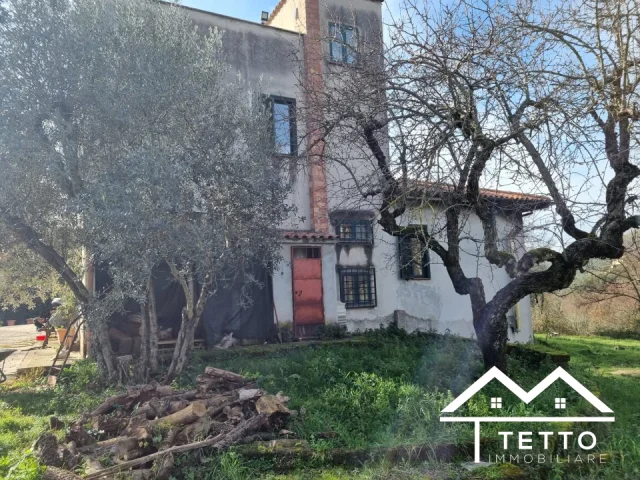Appartamenti in Vendita - Villa con annesso terreno