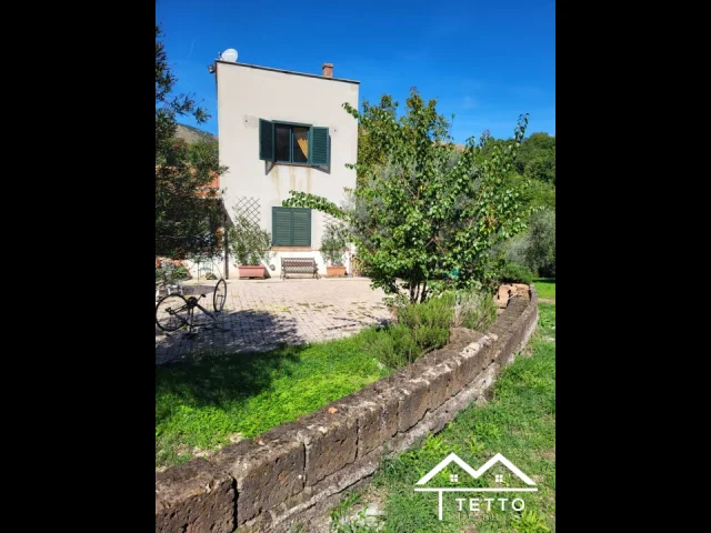 Appartamenti in Vendita - Villa con annesso terreno