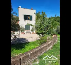 Appartamenti in Vendita - Villa con annesso terreno