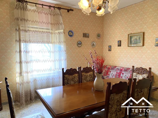 Appartamenti in Vendita - Casa indipendente con terreno