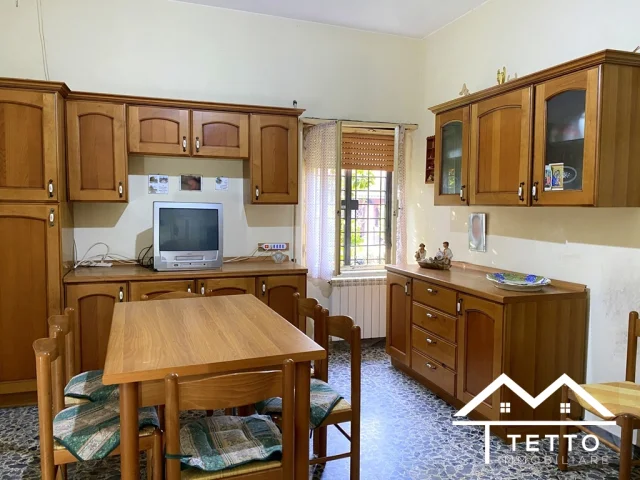 Appartamenti in Vendita - Casa indipendente con terreno