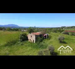 Appartamenti in Vendita - Antico casale panoramicissimo con 22 ettari di terreno