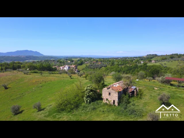 Appartamenti in Vendita - Antico casale panoramicissimo con 22 ettari di terreno
