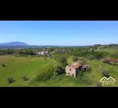 Appartamenti in Vendita - Antico casale panoramicissimo con 22 ettari di terreno