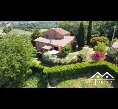 Appartamenti in Vendita - Villa con annessi e ampio giardino esclusivo