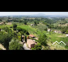 Appartamenti in Vendita - Villa con annessi e ampio giardino esclusivo
