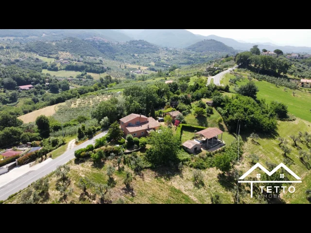 Appartamenti in Vendita - Villa con annessi e ampio giardino esclusivo
