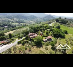 Appartamenti in Vendita - Villa con annessi e ampio giardino esclusivo