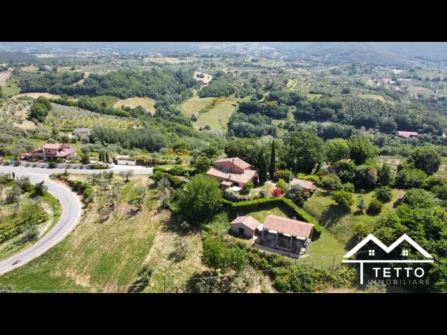 Appartamenti in Vendita - Villa con annessi e ampio giardino esclusivo